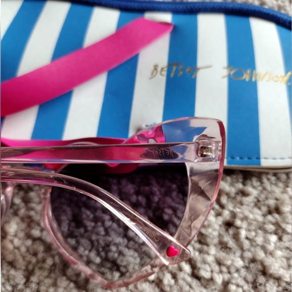 Betsey Johnson Heart Shaped Cateye Sunglasses & Beach Sandal Sunglass Holder - Picture 6 of 15